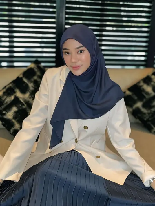 <p>Clara Shinta kerap tampil percaya diri mengenakan kerudung hitam. Seperti ia memadukannya dengan blazer beige dan rok panjang plisket. [@clarashintareal]</p>