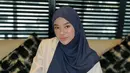 <p>Clara Shinta kerap tampil percaya diri mengenakan kerudung hitam. Seperti ia memadukannya dengan blazer beige dan rok panjang plisket. [@clarashintareal]</p>