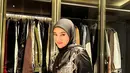 Kerudung hitam juga dipadukan dress ruffle lace hitam berbordir putih. Ia membawa sling bag rantai dari Gucci. [@clarashintareal]