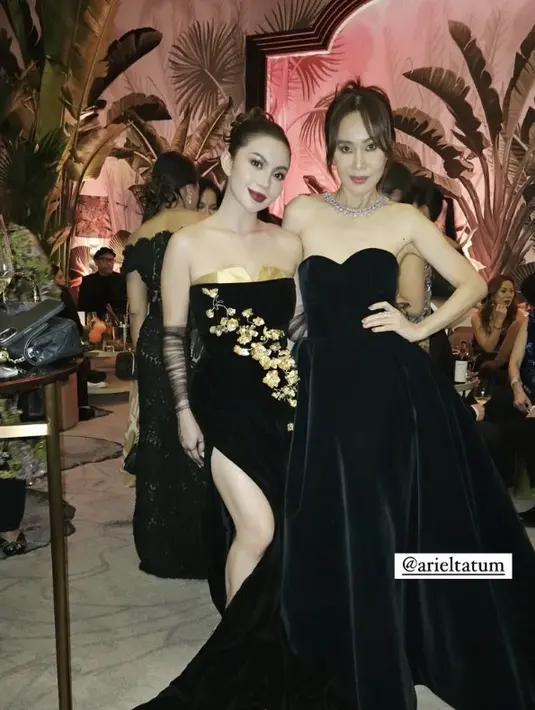 <p>Ina Thomas dan Ariel Tatum hadir di acara yang sama. Keduanya tampil serasi bak bestie dibalut gaun malam warna hitam. [@inathomas]</p>