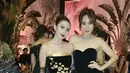 <p>Ina Thomas dan Ariel Tatum hadir di acara yang sama. Keduanya tampil serasi bak bestie dibalut gaun malam warna hitam. [@inathomas]</p>