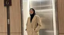 Kerudung hitam Clara Shinta dipadukan blazer oversize coklat serta rok hitam tulle. Ia juga mengenakan sepatu oxford hitam. [@clarashintareal]