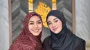 Bertemu Oki Setiana Dewi, Clara Shinta memilih mengenakan kerudung hitam dipadukan outer panjang siluet blazer dengan bagian lengan plisket.  [@clarashintareal]