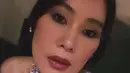 Wajahnya dipoles makeup glam, dengan mengaplikasikan blush on pink dan bibirnya dipoles lipstik glossy maroon. Matanya dihiasi eyeshadow coklat shimmer. Rambut panjangnya dibiarkan terurai indah. [@inathomas]