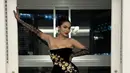 Sementara itu, Ariel Tatum mengenakan dress hitam strapless dengan bagian dada dihiasi kain warna gold. Gaun flowy slit ini dibuat oleh desainer Didiet Maulana. Gaun semakin tampak mewah dengan aksen bunga 3d warna gold. [@arieltatum]